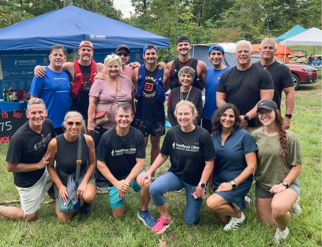 A group of runners, many of which are wearing NEOMED gear.