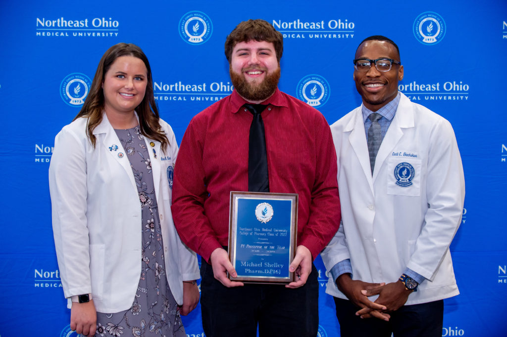 group photo of two pharmacy students and preceptor award winner