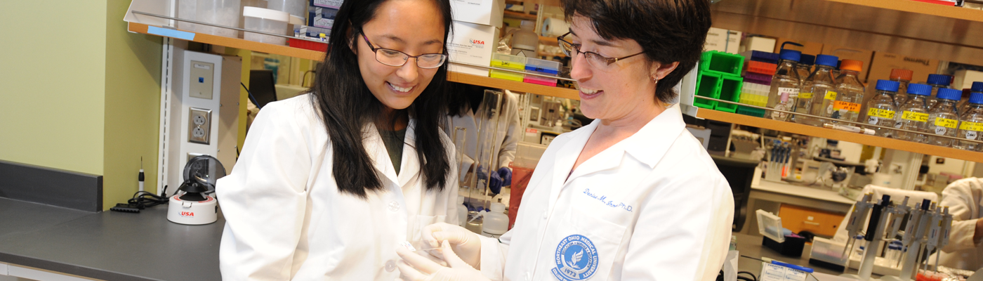 COGS_ACD_Main_header Denise Inman working with a student in her lab